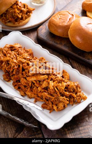 Pulled Chicken mit bbq-Sauce bereit, Sandwiches zu machen Stockfoto