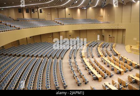 Lusaka. 30.. Mai 2022. Das Foto vom 30. Mai 2022 zeigt den Hauptkonferenzsaal des Kenneth Kaunda International Conference Center in Lusaka, Sambia. Sambia hat am Dienstag ein hochmodernes, von China finanziertes internationales Konferenzzentrum in Auftrag gegeben. Das Kenneth Kaunda International Conference Centre mit seiner Haupthalle mit einer Sitzkapazität von 2.500 Personen wurde für den diesjährigen Gipfel der Afrikanischen Union (AU) errichtet. Quelle: Zhang Yuliang/Xinhua/Alamy Live News Stockfoto