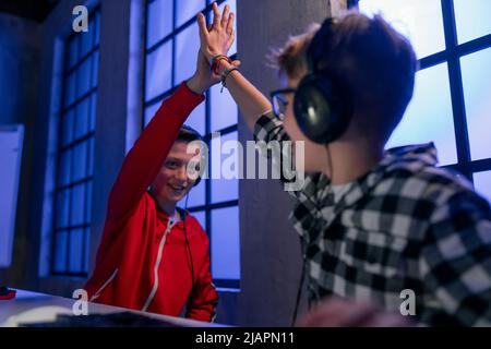 Junge Gamer Jungen mit Kopfhörern spielen Computer-Videospiel. Stockfoto