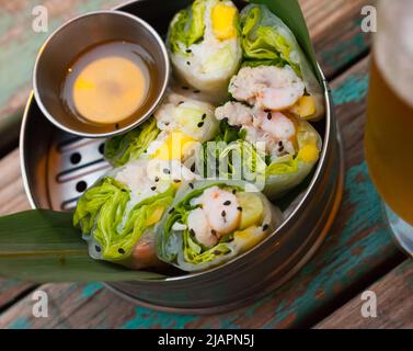 Köstliche Ceviche-Rollen mit weißem Fisch und Reispapier im vietnamesischen Stil Stockfoto