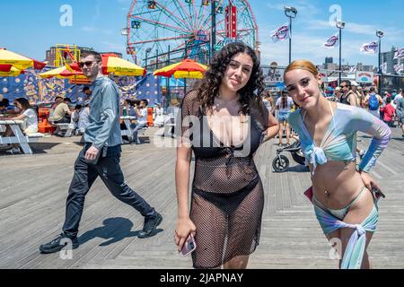 New York, New York, USA. 30.. Mai 2022. Auf der Promenade Memorial Day Week in Coney Island. Tausende strömten zum Strand, zu Vergnügungen und zur Promenade in dem berühmten Wahrzeichen von Brooklyn. Diese beiden waren auf dem berühmten Boardwalk bei dem perfekten sonnigen, heißen Wetter. (Bild: © Milo Hess/ZUMA Press Wire) Stockfoto