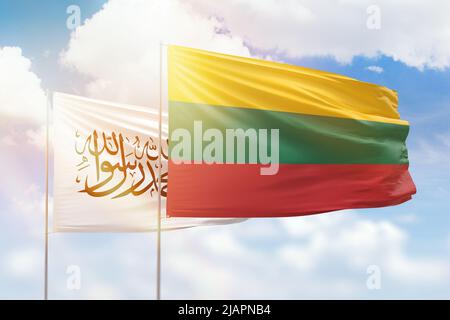 Sonniger blauer Himmel und Flaggen litauens und afghanistans Stockfoto