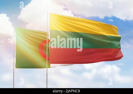 Sonniger blauer Himmel und Flaggen von litauen und algerien Stockfoto