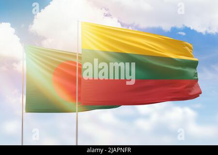 Sonniger blauer Himmel und Flaggen litauens und bangladeschs Stockfoto