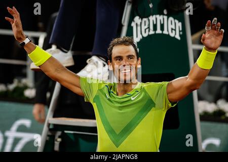 Paris, Frankreich, Frankreich. 1.. Juni 2022. Rafael NADAL aus Spanien feiert seinen Sieg beim Tag zehn der Roland-Garros 2022, French Open 2022, Grand Slam Tennisturnier im Roland-Garros-Stadion am 31. Mai 2022 in Paris, Frankreich. (Bild: © Matthieu Mirville/ZUMA Press Wire) Stockfoto