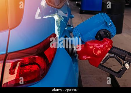 Nahaufnahme der blauen Tankanlage an einer Tankstelle Stockfoto