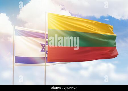 Sonniger blauer Himmel und Flaggen von litauen und israel Stockfoto