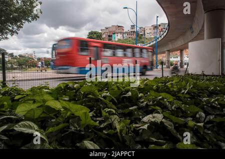 Bus in Bewegung mit geringer Geschwindigkeit auf der Straße erfasst. Stadt Salvador, Bahia, Brasilien. Stockfoto