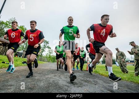 18. Mai 2022 - Kingwood, West Virginia, USA - Teilnehmer nehmen am Army Combat Fitness Test (ACFT) während des 2022 National Guard Bureau Region 2 Best Warrior Competition Teil, der vom 17. Bis 20. Mai 2022 in Camp Dawson, Kingwood, West Virginia. Der „Best Warrior Competition“ ist ein drei-Tage-Wettkampf, bei dem die Teilnehmer an einer Vielzahl technischer und taktischer Fähigkeiten getestet werden, die für die heutige Einsatzumgebung im Kampf relevant sind. Region 2 besteht aus Wettbewerbern aus Delaware, dem District of Columbia, Maryland, Pennsylvania, Virginia und West Virginia. Regionaler Gewinner Stockfoto