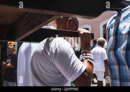 Salvador, Bahia, Brasilien - 13. Januar 2019: Gläubige in Prozession durch die Straßen von Pelourinhin in Salvador, Bahia, tragen den Wurf des Ca Stockfoto