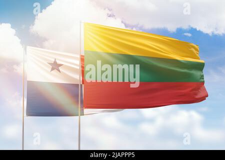 Sonniger blauer Himmel und Flaggen von litauen und panama Stockfoto