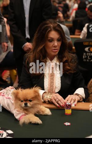 LAS VEGAS, NV - 31. Mai: Lisa Venderpump und Puffy, ihr Hund, zeigen die WSOP Armbänder während des Starts der WSOP bei Bally's/Paris Las Vegas für WSOP - World Series of Poker am 31. Mai 2022 in LAS VEGAS, USA. (Foto von Louis Grasse/PxImages) Stockfoto