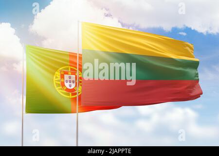 Sonniger blauer Himmel und Flaggen von litauen und portugal Stockfoto