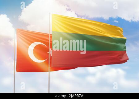 Sonniger blauer Himmel und Flaggen von litauen und der türkei Stockfoto