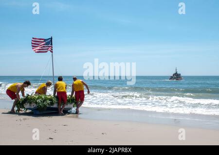 Cape May, New Jersey, USA. 30.. Mai 2022. Mitarbeiter des U.S. Coast Guard Training Center Cape May unterstützen den Start des U.S. Coast Guard Auxiliary's Memorial Day Flower Boat in Cape May, New Jersey, 30. Mai 2022. An Diesem Memorial Day, Adm. Karl Schultz, Kommandant der Küstenwache, rief alle Mitglieder der Küstenwache auf, über den Dienst und die Opfer aller amerikanischen Militärangehörigen nachzudenken, die bei der Ausübung ihrer militärischen Pflichten ums Leben kamen, Und um diesen Helden Tribut zu zollen und die Familienmitglieder zu ehren, die sie zurückgelassen haben. (Bild: © U.S. Coast Guard/ZUMA Press Wire Service/Zhumaper Stockfoto