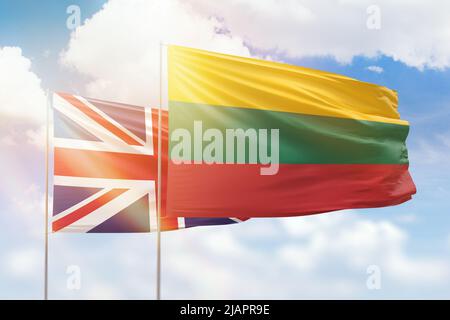 Sonniger blauer Himmel und Flaggen litauens und des vereinigten Königreichs Stockfoto