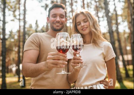 Junge romantische Paar toasten zu ihrer Beziehung Stockfoto