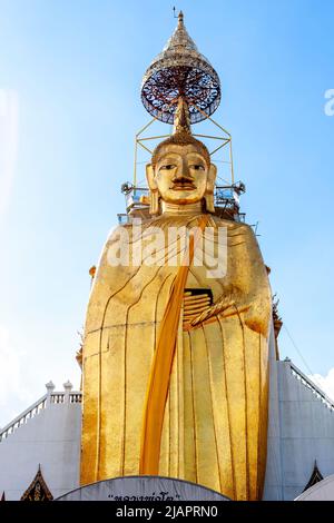 Wat Intharawihan Gold Buddha im Tempel in BKK. Stockfoto