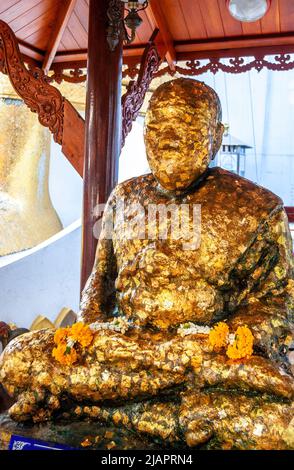 Wat Intharawihan Gold Buddha im Tempel in BKK. Stockfoto