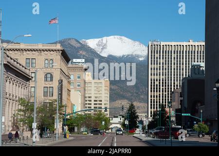 Ein schneebedeckter Pikes Peak überblickt die Innenstadt von Colorado Springs, Colorado. Stockfoto