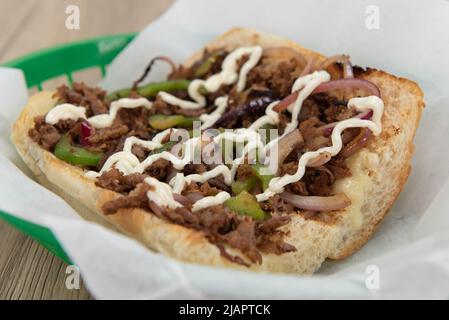 Traditionelles köstliches philly Cheesesteak-Sandwich mit allen Favoriten und präsentiert auf einem offenen Gesicht. Stockfoto