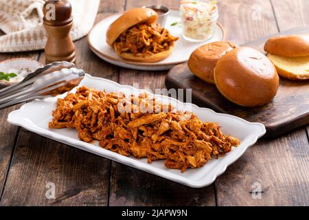 Pulled Chicken mit bbq-Sauce bereit, Sandwiches zu machen Stockfoto