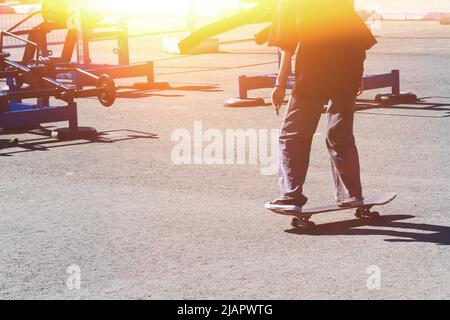 Skateboarding auf der Strecke. Tricks auf einem Skateboard. Gebiet zum Skifahren. Tricktrack. Stockfoto