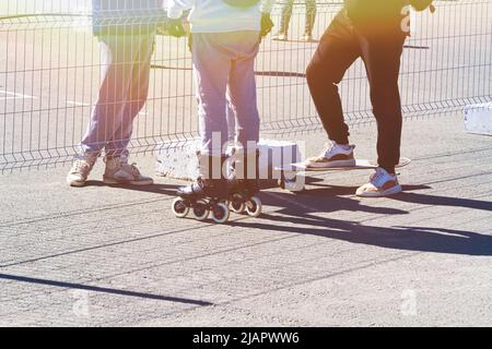 Skateboarding auf der Strecke. Tricks auf einem Skateboard. Gebiet zum Skifahren. Tricktrack. Stockfoto