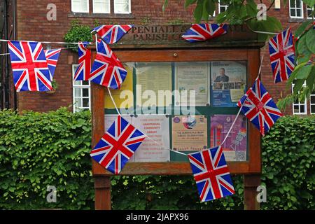 Queens Platin-Jubiläumsflaggen auf der Village Noticeboard, Broad Lane, Grappenhall Village, Warrington, Ceshire, UK, WA4 3ER Stockfoto