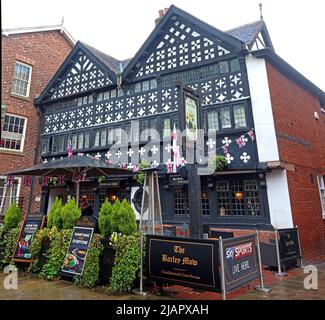 The Barley Mow Pub, 29 Old Market Place, Warrington, Cheshire, England, Großbritannien, Baujahr 1561 Stockfoto