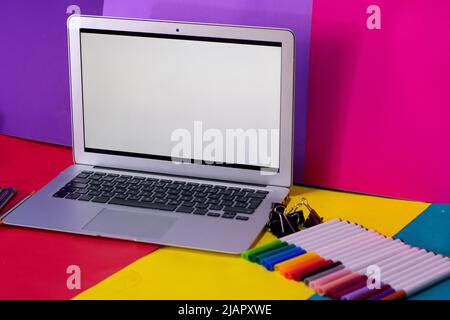 Bunte Bleistifte und Stifte in Metallhalter, Nahaufnahme Stockfoto