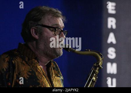 31. Mai 2022, Jakarta, Jakarta Capital Special Region, Indonesien: Der niederländische Saxophonist Jasper Blom und das Jazztrio Kelapa Muda spielen gemeinsam ihre Komposition im Erasmus Huis, Jakarta, Indonesien. In der Aktion scheinen sie Jazz-Genres zu spielen, wie zum Beispiel Avangarde Jazz Rock, der ihr eigenes Werk ist. (Bild: © Kuncoro Widyo Rumpoko/Pacific Press via ZUMA Press Wire) Stockfoto