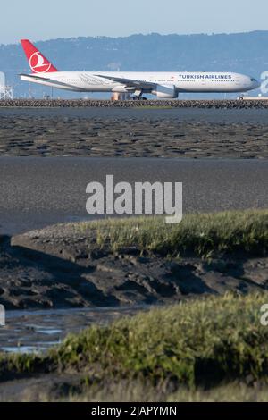 Ein Flugzeug türkischer Fluggesellschaften auf der Start- und Landebahn des internationalen Flughafens von San Francisco an der Küste von Kalifornien, USA, Nordamerika. Stockfoto