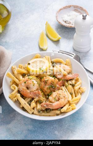 Zitronengarnelen-Piccatta mit Penne, Zitronen und Kapern Stockfoto