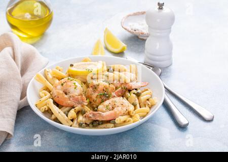 Zitronengarnelen-Piccatta mit Penne, Zitronen und Kapern Stockfoto