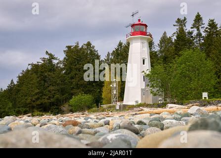 Quadra Island Cape Mudge Lighthouse BC. Der historische Cape Mudge Leuchtturm auf Quadra Island mit Blick auf die Discovery Passage und den Campbell River. BC, Kana Stockfoto