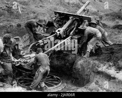 25 Pfünder-Feldkanone des 2/3 Field Regiment, Royal Australian Artillery wird am Boram Strip in der Nähe von Wewak, Neuguinea, eingeäschtert. 1945 Stockfoto