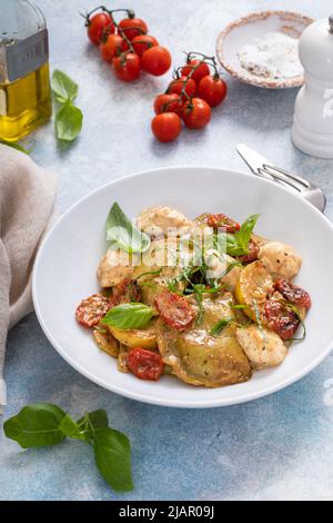 Zitronengarnelen-Piccatta mit Penne, Zitronen und Kapern Stockfoto