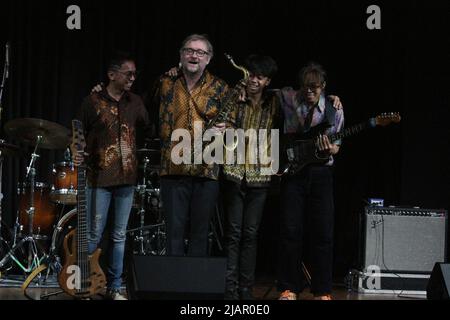 31. Mai 2022, Jakarta, Jakarta Capital Special Region, Indonesien: Der niederländische Saxophonist Jasper Blom und das Jazztrio Kelapa Muda spielen gemeinsam ihre Komposition im Erasmus Huis, Jakarta, Indonesien. In der Aktion scheinen sie Jazz-Genres zu spielen, wie zum Beispiel Avangarde Jazz Rock, der ihr eigenes Werk ist. (Bild: © Kuncoro Widyo Rumpoko/Pacific Press via ZUMA Press Wire) Stockfoto