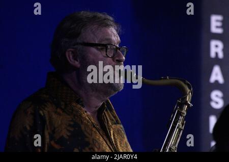 31. Mai 2022, Jakarta, Jakarta Capital Special Region, Indonesien: Der niederländische Saxophonist Jasper Blom und das Jazztrio Kelapa Muda spielen gemeinsam ihre Komposition im Erasmus Huis, Jakarta, Indonesien. In der Aktion scheinen sie Jazz-Genres zu spielen, wie zum Beispiel Avangarde Jazz Rock, der ihr eigenes Werk ist. (Bild: © Kuncoro Widyo Rumpoko/Pacific Press via ZUMA Press Wire) Stockfoto