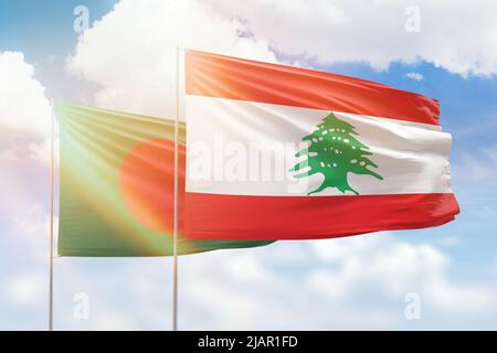 Sonniger blauer Himmel und Flaggen von libanon und bangladesch Stockfoto