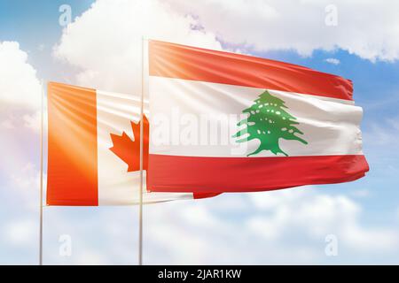 Sonniger blauer Himmel und Flaggen des libanon und kanadas Stockfoto