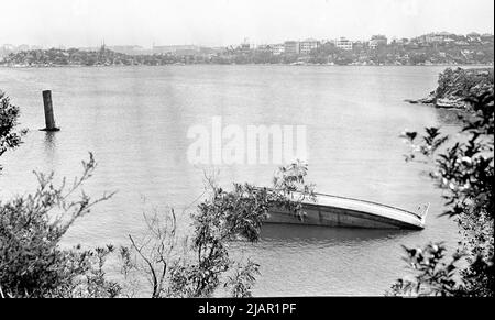 Die Sydney-Fähre GRAYCLIFFE bleibt nach dem Zusammenstoß mit der SS TAHITI im November 1927 am Whiting Beach Stockfoto