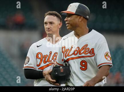 Baltimore, USA. 31.. Mai 2022. BALTIMORE, MD - MAI 31: Baltimore Orioles verließ den Feldspieler Austin Hays (21) und den ersten Base Coach Anthony Sanders (9) am Ende des Innings während eines MLB-Spiels zwischen den Baltimore Orioles und den Seattle Mariners am 31. Mai 2022 im Orioles Park in Camden Yards in Baltimore, Maryland. (Foto von Tony Quinn/SipaUSA) Quelle: SIPA USA/Alamy Live News Stockfoto