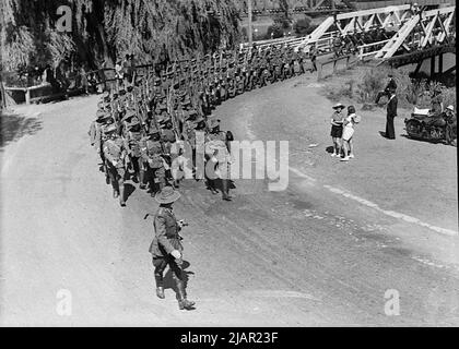 Australische Soldaten marschieren vor dem Lager Liverpool Ca. 1939 Stockfoto