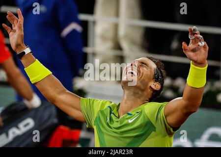 Paris, Frankreich. 1.. Juni 2022. RAFAEL NADAL aus Spanien feiert seinen Viertelfinale Sieg über N. Djokovic während des French Open Tennisturniers im Roland-Garros Stadion. Nadal gewann 6-2, 4-6, 6-2, 7-6 (4). (Bild: © Matthieu Mirville/ZUMA Press Wire) Stockfoto