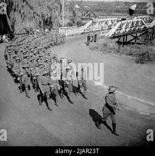 Australische Soldaten marschieren vor dem Lager Liverpool Ca. 1939 Stockfoto