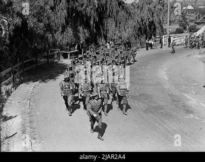 Australische Soldaten marschieren vor dem Lager Liverpool Ca. 1939 Stockfoto