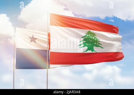 Sonniger blauer Himmel und Flaggen von libanon und panama Stockfoto