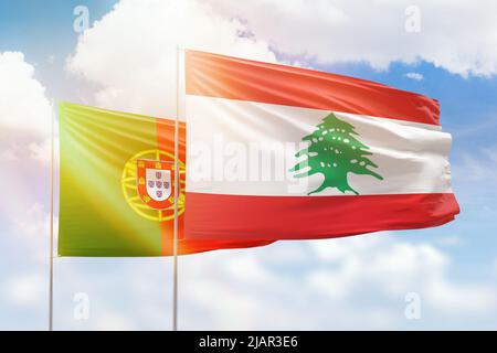 Sonniger blauer Himmel und Flaggen des libanon und portugals Stockfoto
